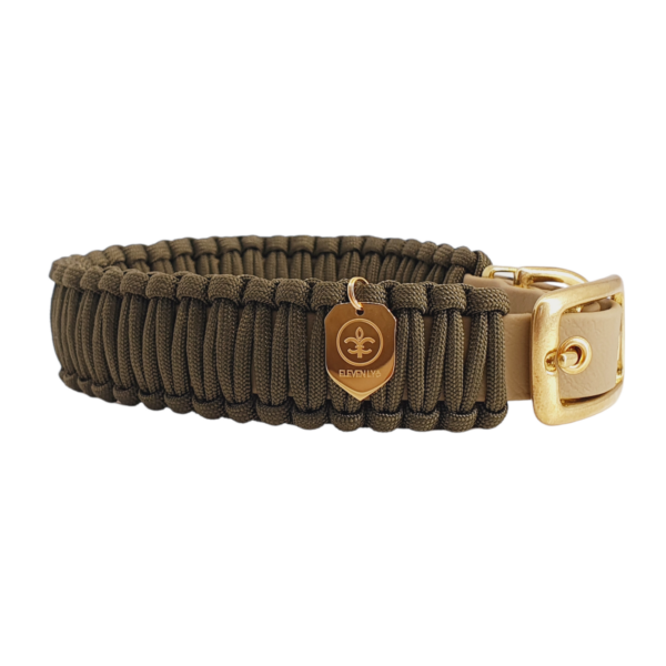 ‘RIBBED LYS’ in OLIVE. VERSTELLBARES HALSBAND